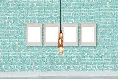 yeşil dekoratif tuğla duvar, boş çerçeve, modern lamba ve iç tasarım