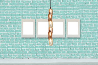 yeşil dekoratif tuğla duvar, boş çerçeve, modern lamba ve iç tasarım