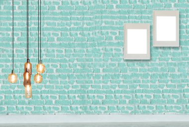 yeşil dekoratif tuğla duvar, boş çerçeve, modern lamba ve iç tasarım