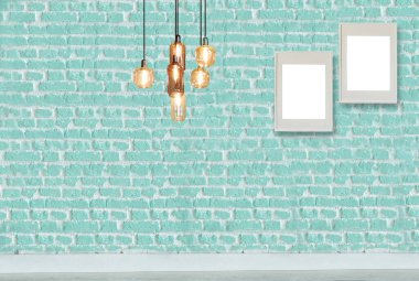 yeşil dekoratif tuğla duvar, boş çerçeve, modern lamba ve iç tasarım