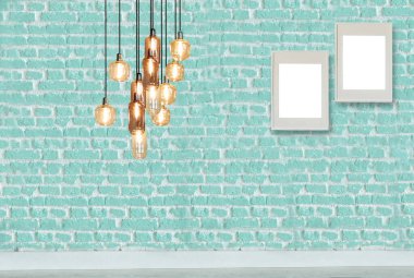 yeşil dekoratif tuğla duvar, boş çerçeve, modern lamba ve iç tasarım