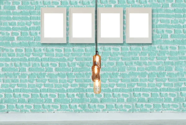 yeşil dekoratif tuğla duvar, boş çerçeve, modern lamba ve iç tasarım