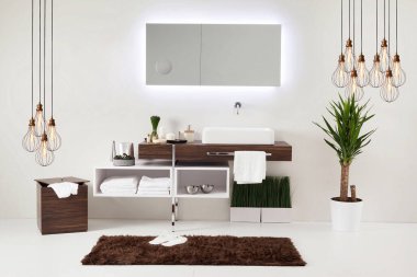 Modern banyo için tasarlanmış beyaz duvar dolabı