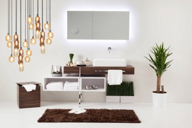 Temiz banyo stili, dekoratif tasarım, ahşap dolaplar.