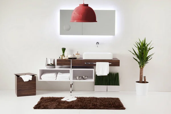 Modern banyo için tasarlanmış beyaz duvar dolabı