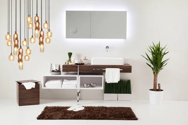 Temiz banyo stili, dekoratif tasarım, ahşap dolaplar.
