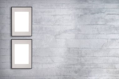 gri tuğla duvar ve boş iç mekan tasarımı