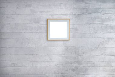 gri tuğla duvar ve boş iç mekan tasarımı