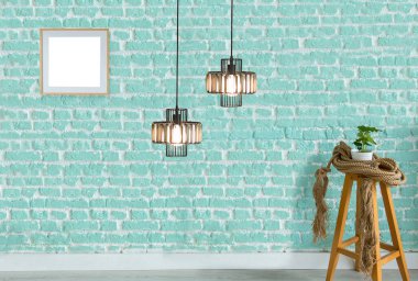 Boş oda içi beton duvar ve ahşap zemin, modern lamba.