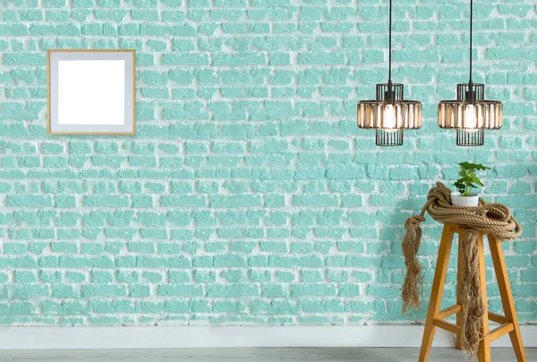 コンクリートの壁や木の床 モダンなランプと空の部屋のインテリア — ストック写真