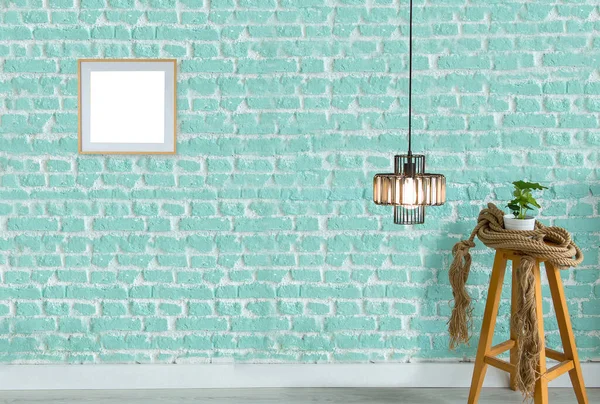 明るい石灰色の壁のインテリアデザインとモダンなランプ — ストック写真