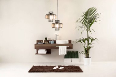 Temiz banyo stili, dekoratif tasarım, ahşap dolaplar.