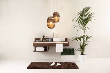 Temiz banyo stili, dekoratif tasarım, ahşap dolaplar.