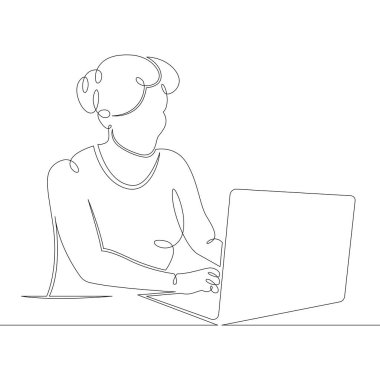 Dizüstü bilgisayarda çalışan genç bayan tasarımcı öğrenci yöneticisi.