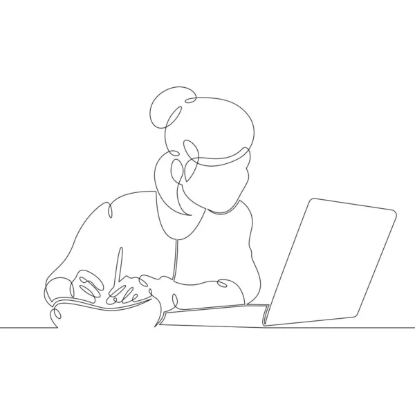 Молодая женщина дизайнер студент менеджер работает на ноутбуке. — стоковый вектор