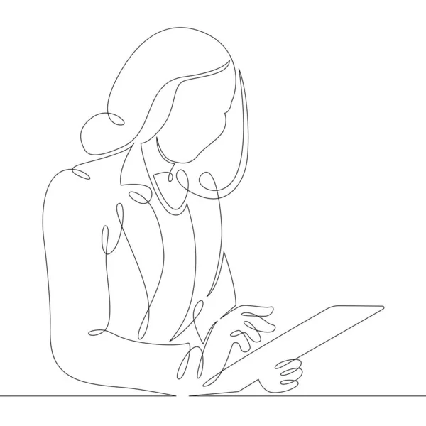 Młoda kobieta menedżer projektant pracuje w Internecie za pomocą tabletu. — Zdjęcie stockowe