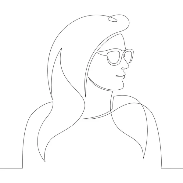 Портрет молодой женщины с роскошными длинными волосами в солнечных очках. — стоковое фото