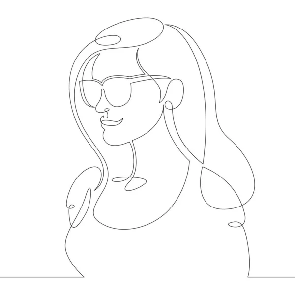 Egy fényűző, hosszú hajú, napszemüveges fiatal nő portréja.. — Stock Fotó