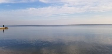 Mavi deniz ve bulutlu gökyüzü