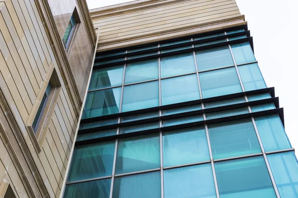 Glasfassade des Gebäudes — Stockfoto