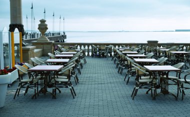 Deniz arka plan üzerinde sokak Cafe