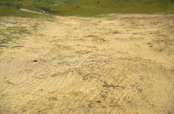 Toprak yol parçaları ile — Stok fotoğraf