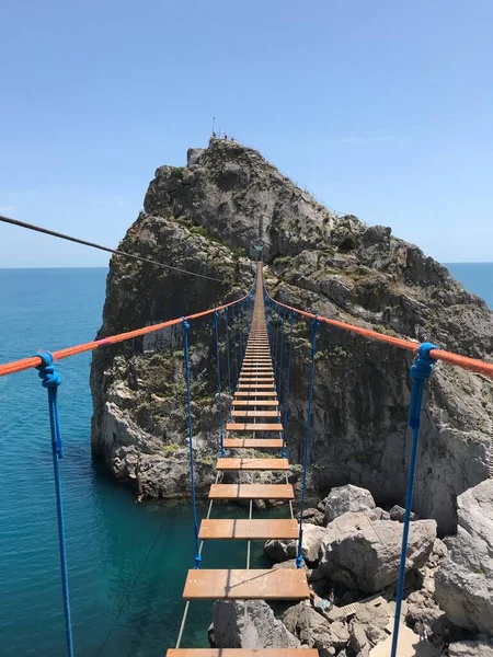 Suyun üzerinde asılı köprü