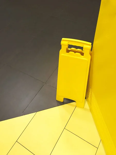Gri zeminde sarı uyarı işareti