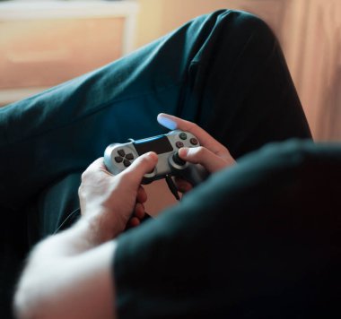 Oyun çubuğuyla video oyunu oynayan adam