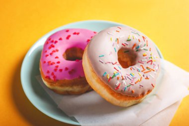 Reçelli ve fıstık ezmeli iki tatlı çörek.