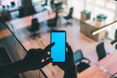 Ofis bulanık arkaplanı olan boş telefon ekran modeli