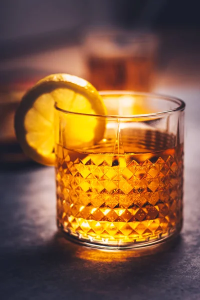 Kaya viski bardağında limonlu güveç kokteyli.
