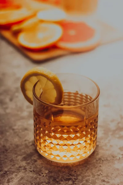 Citrus cocktail σε ένα ποτήρι ουίσκι με λεμόνι — Φωτογραφία Αρχείου