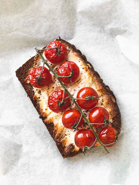 Sabroso pan tostado de centeno con tomates a la parrilla y queso —  Fotos de Stock