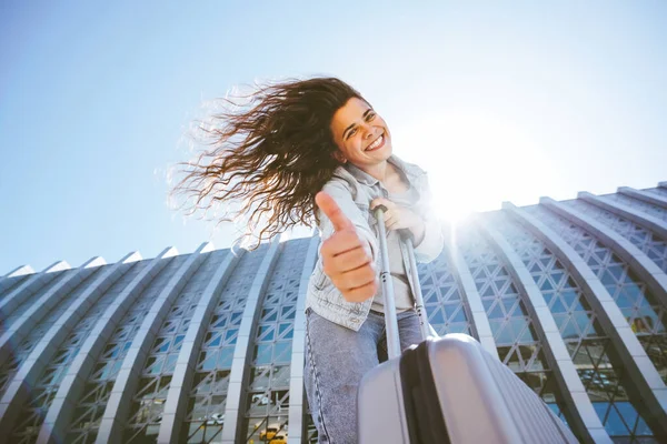 Schöne glückliche junge Kaukasierin gibt den Daumen nach oben — Stockfoto
