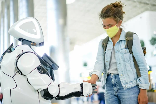 Robot ve insan tokalaşması halka açık bir yerde