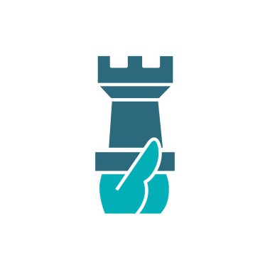 Elleri kale renkli bir satranç ikonunu tutuyor. Masa oyunu, masa eğlence sembolü