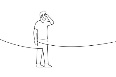 Bir eliyle gözlerini gölgeleyen, mesafeye bakan sakallı bir adamın tasviri. Keşif, öngörü ve liderlikle ilgili tasarımlar için mükemmel..