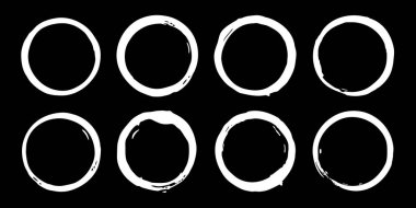 Siyah arka planda 8 beyaz kahve fincanı lekesi koleksiyonu. Kafe markası, menü dokuları, klasik tasarım ve yaratıcı sanat eserleri için mükemmel..