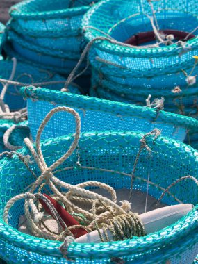 Balıkçı tekneleri ve mavi sepetler.