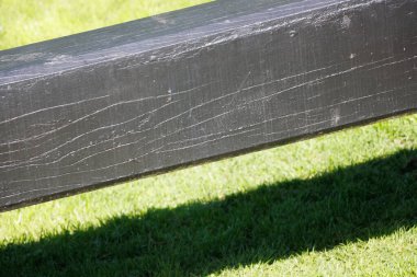 Kanal kilidi ile çimenlerin üzerinde siyah tahta küreğin soyut yakın çekimi