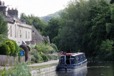 Kennet ve Avon Kanalı, Bath, İngiltere. 28 Ağustos 2025 'te. Yazın bir kanalın kenarına demirlemiş dar bir tekne.