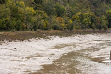 Avon nehrinde çamur kıvrılıyor, İngiltere 'de gelgit çekildiğinde