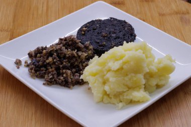 Bir tabak patates püresi, puding ve yahni.