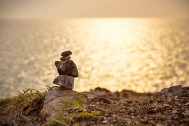 yumuşak focua ve bulanıklık dengeli gün batımı ile deniz Sahilde taş