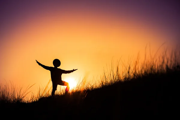 Silueta de un hombre en la hermosa puesta del sol en el wi — Foto de Stock