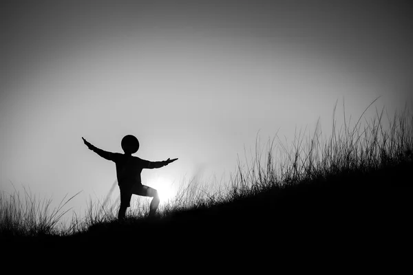 Noir et blanc Silhouette d'un homme au beau coucher de soleil sur — Photo