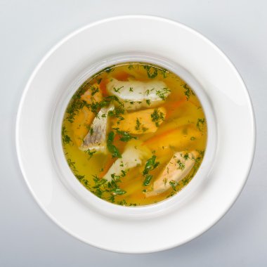 balık çorbası üzerinde beyaz yuvarlak tabak