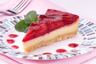 Plaka üzerinde çilekli cheesecake