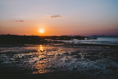 deniz üzerinde Golden sunset